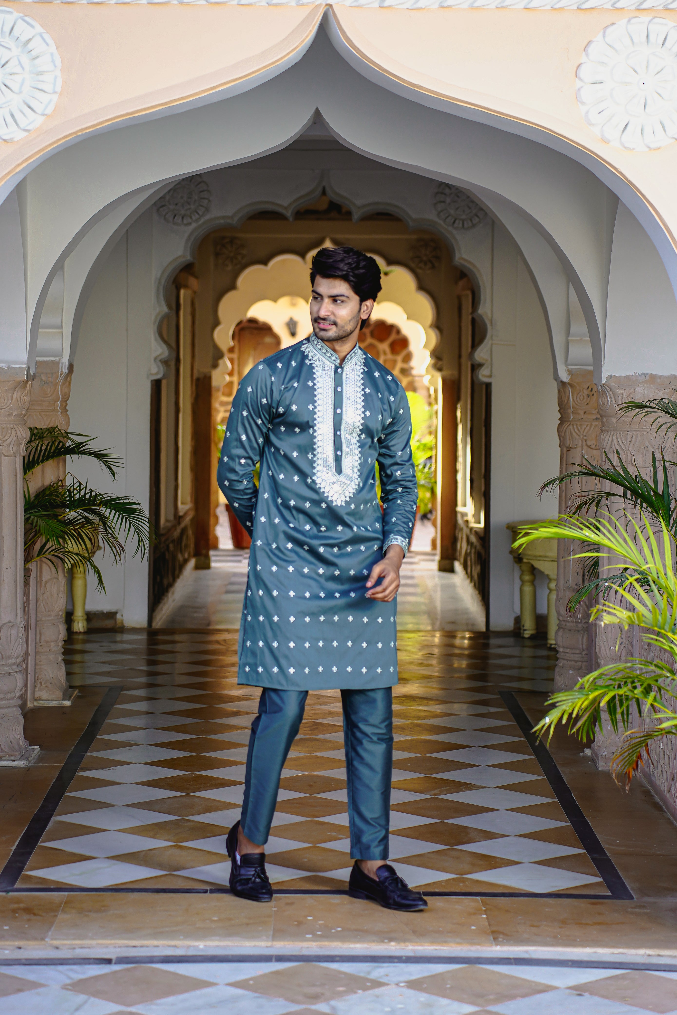 men embroidered kurta 2024