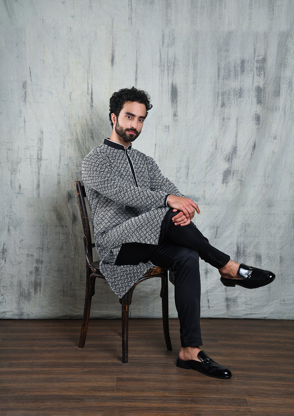 BLACK CHIKANKARI KURTA PYJAMA SET WITH INTRICATE EMBROIDERY DETAILS